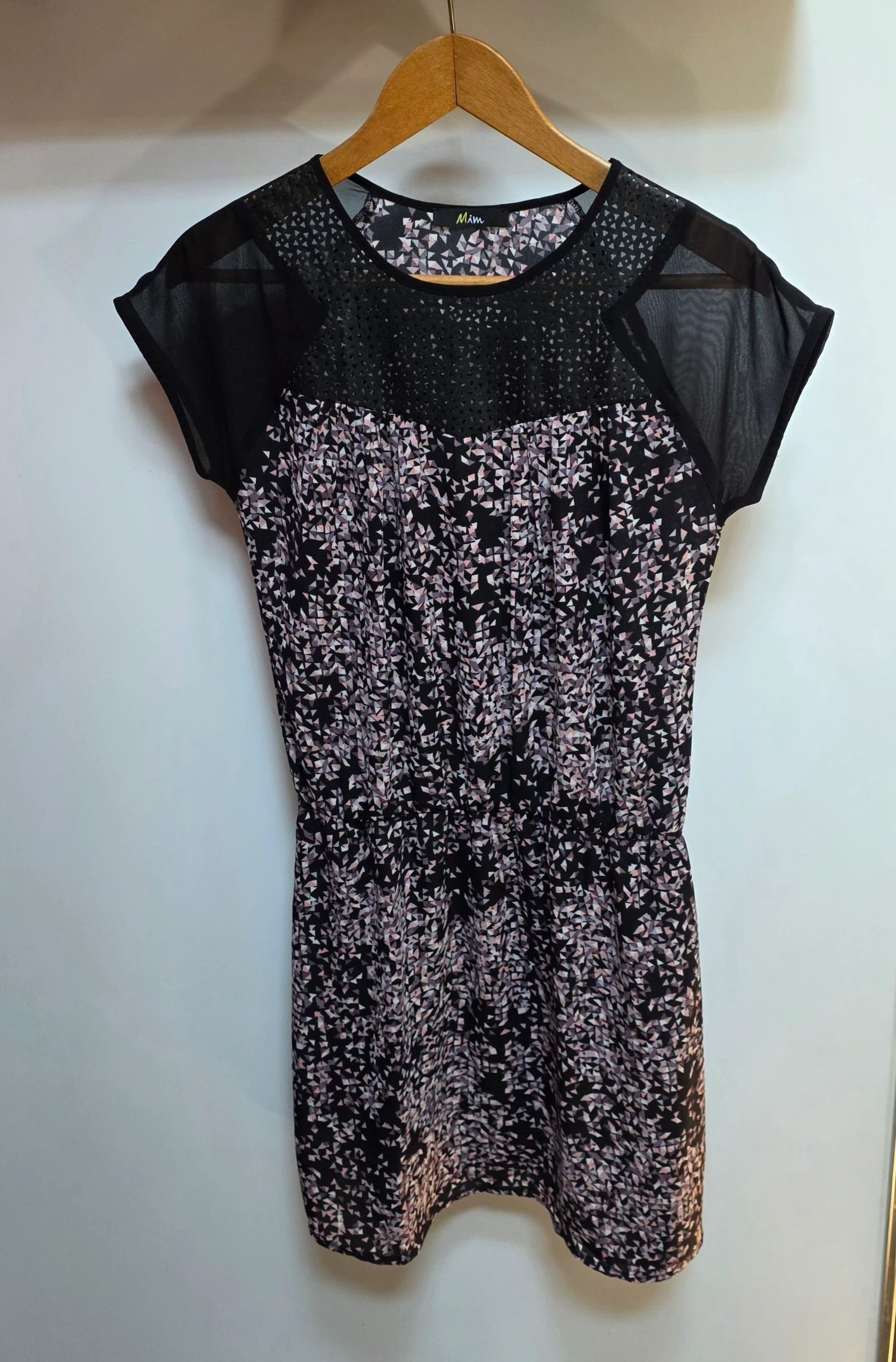 Robe courte noire et rose S 34 Mim robe fluide géométrique ajourée